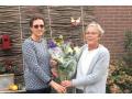 Ellen de Winter (links op de foto) , de collectant met de hoogste busopbrengst in Harmelen, ontvangt uit handen van Janny Mast, collectecoördinator in Harmelen, een fleurig boeket.
